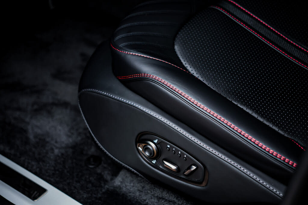2025 Aston Martin DBX