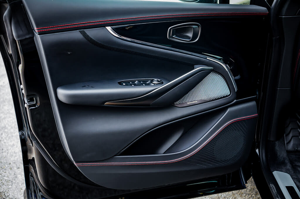 2025 Aston Martin DBX
