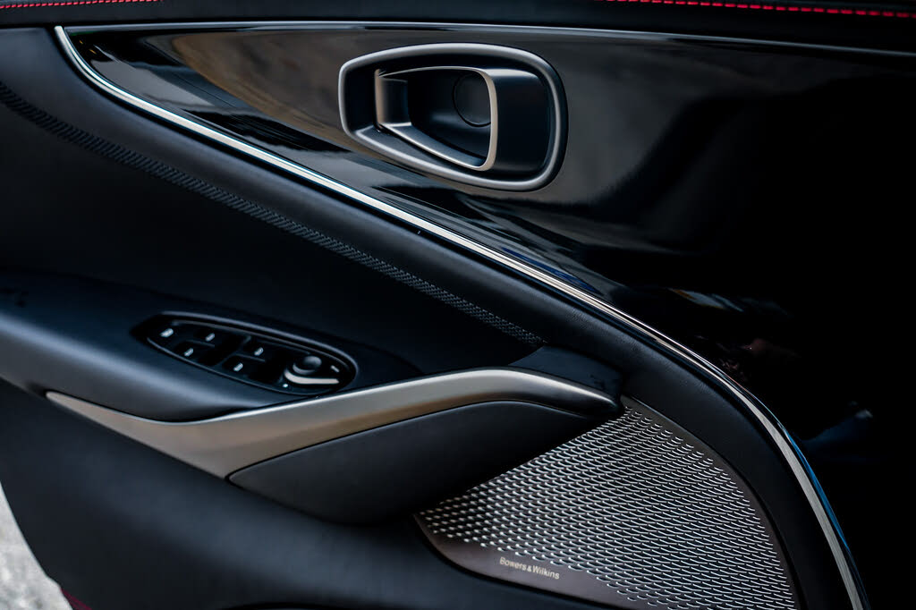 2025 Aston Martin DBX