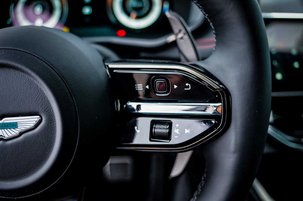 2025 Aston Martin DBX