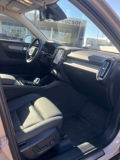 2025 Volvo XC40
