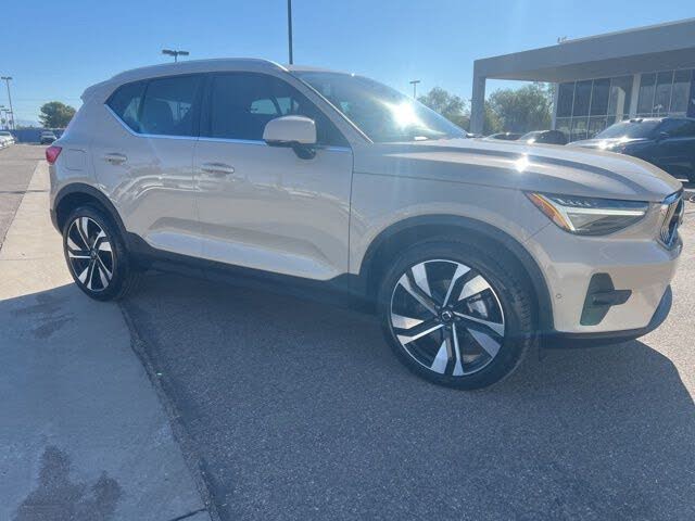 2025 Volvo XC40