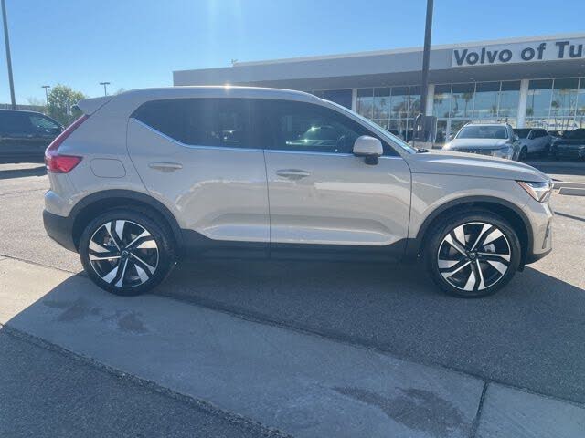 2025 Volvo XC40
