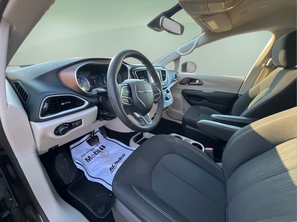 2023 Chrysler Voyager