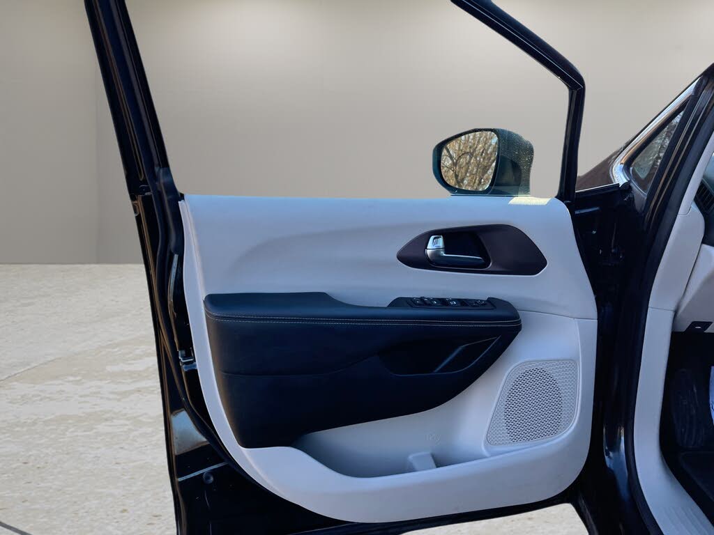 2023 Chrysler Voyager