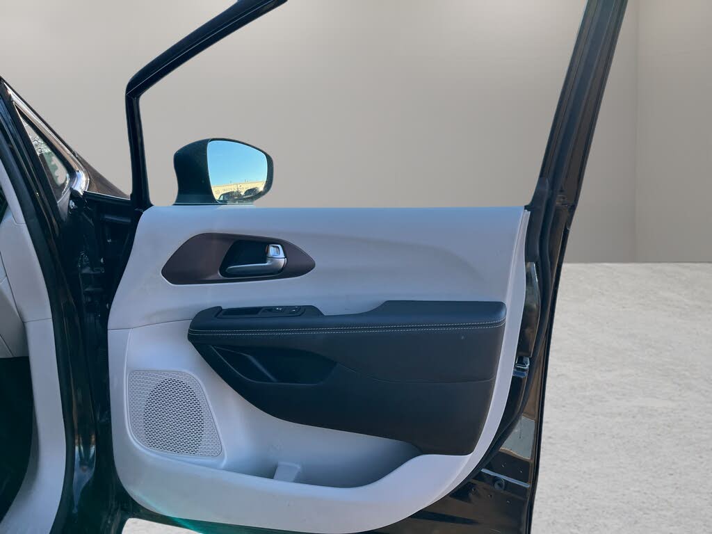 2023 Chrysler Voyager