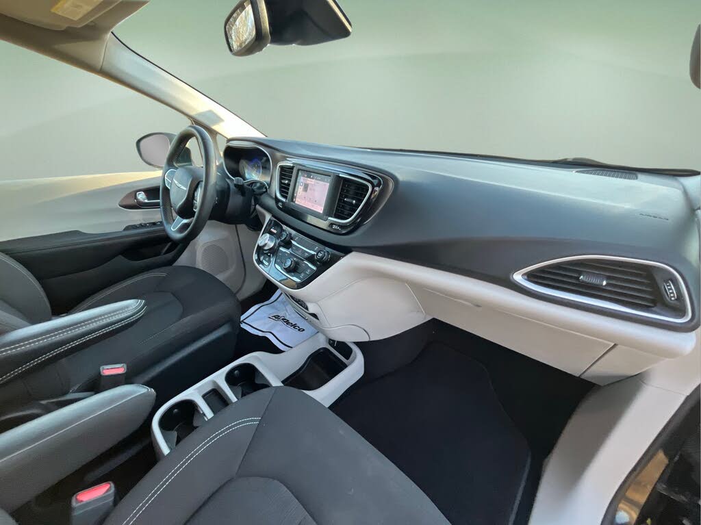 2023 Chrysler Voyager