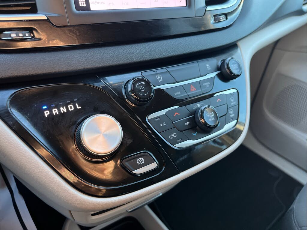 2023 Chrysler Voyager