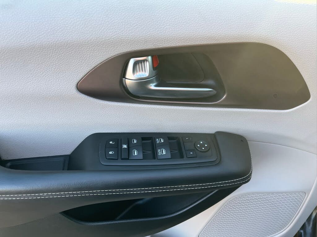 2023 Chrysler Voyager