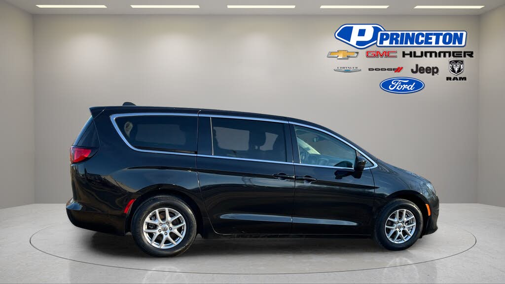 2023 Chrysler Voyager
