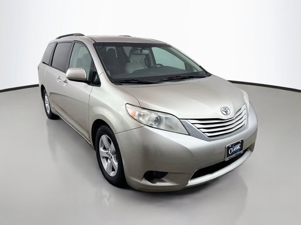 2017 Toyota Sienna LE 8-Passenger — photo 1 of 12