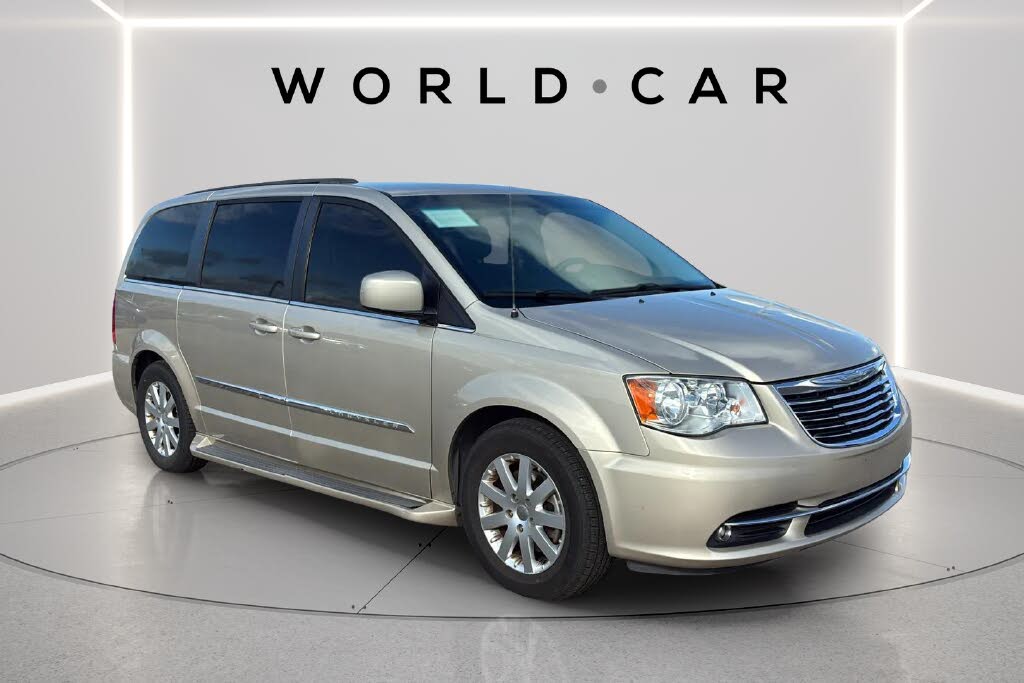 2016 Chrysler Town and Country Touring — photo 1 of 12